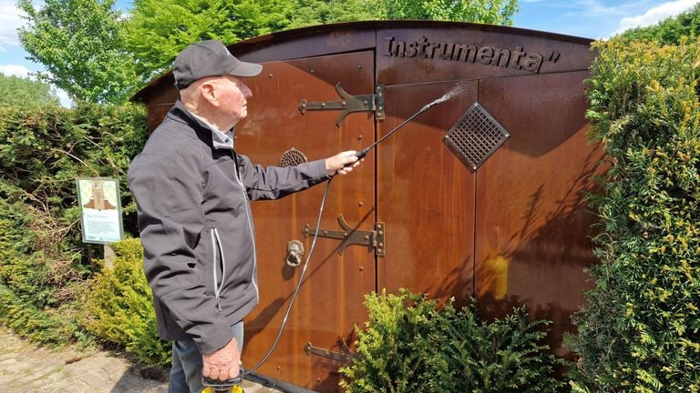 Cees is working hard to restore the artwork (photo: Tom Berkers).