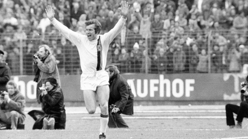 Jupp Heynckes cheers in the jersey of Borussia Mönchengladbach. Jupp Heynckes cheers in the jersey of Borussia Mönchengladbach.