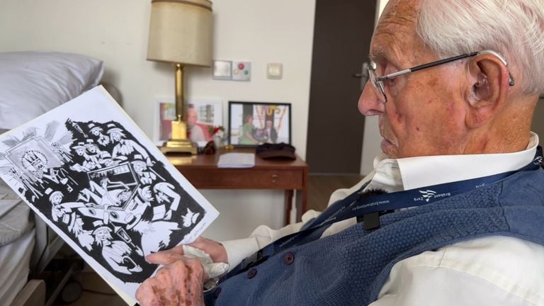 Theo with the drawing of his funeral (photo: Omroep Brabant).