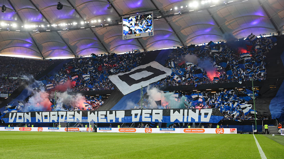 Heißer Start: Kurz vor Anpfiff brannten die Fans Pyro ab