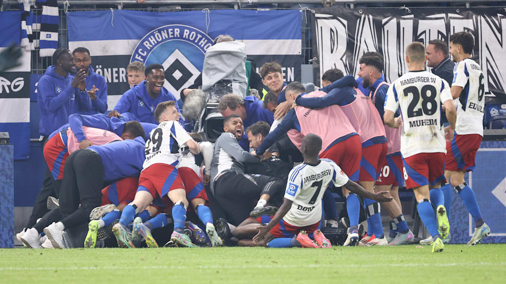 Party-Knäuel: Die HSV-Stars feiern das 3:1 von Selke