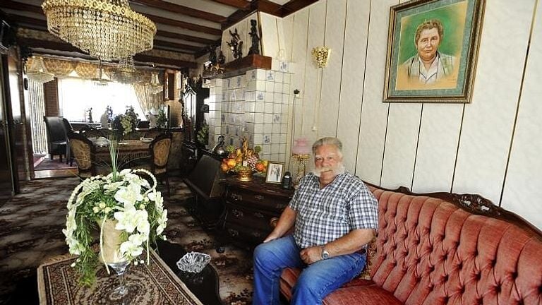 Tinus in his house on Visserijplein, on the wall his great love trien is hanging (photo: Kevin Rovers).