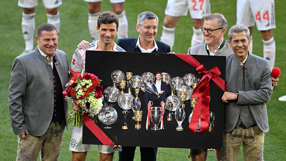Eberl, Müller, Hainer, Dreesen und Vize Diederich bei der Übergabe des großen Titel-Fotos