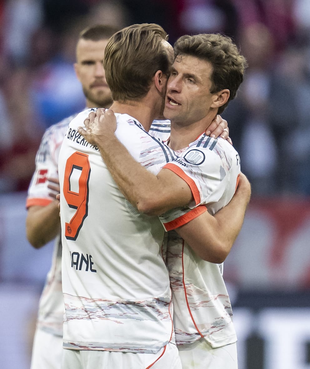 Müller mit Stürmer Harry Kane (l.)