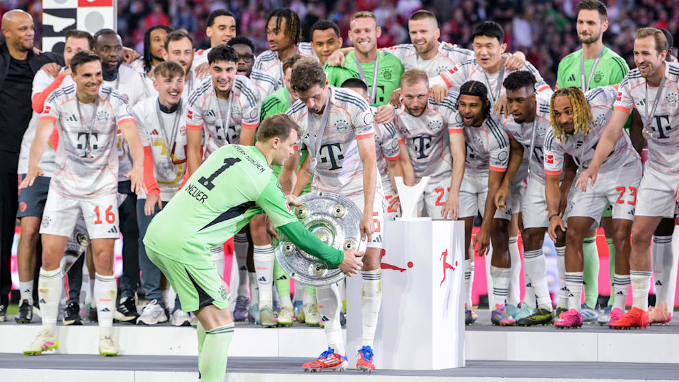 Manuel Neuer (39) übergibt die Schale an Müller