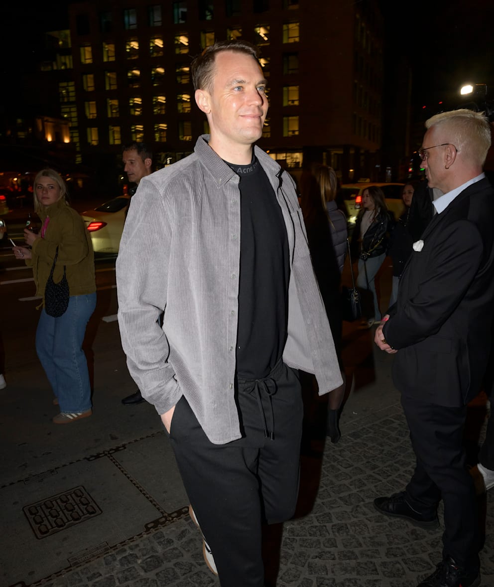 Kapitän Manuel Neuer hatte gute Laune beim Bereten der Müller-Party
