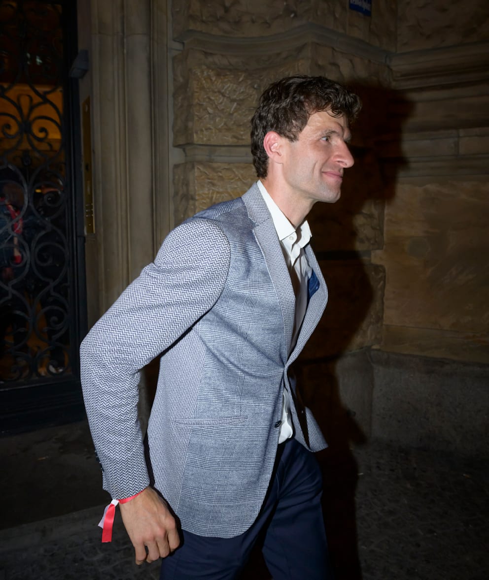 Da ist er: Müller kommt zu seiner Party um kurz nach Mitternacht
