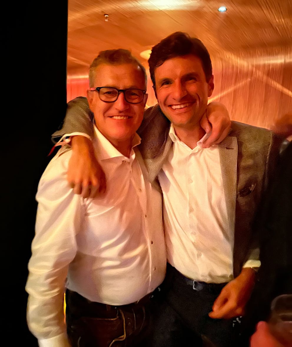 Vorstands-Chef Dreesen und Müller liegen sich in den Armen