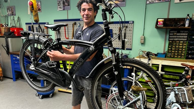Appie from Veldhoven is homeless, but happy with his work as a bicycle repairman (photo: Floor Foole)