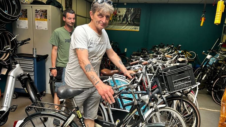 Roland and Nico from Eindhoven were homeless, but are now active as a bicycle repairman (photo: Floor Foole)