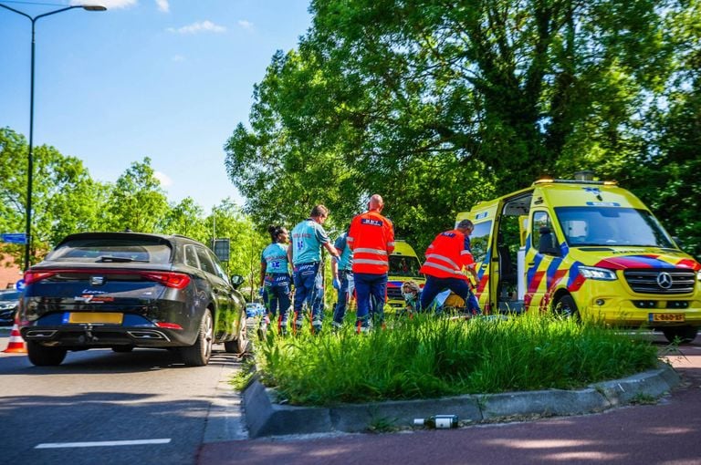 Ambulance personnel examines the victim (photo: Heitink news agency).