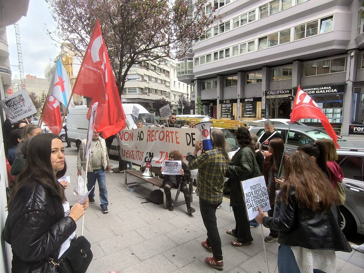Protest of the shop employees of Inditex in front of the Zara business on Juan Flórez in La Coruña on May 9, 2025.