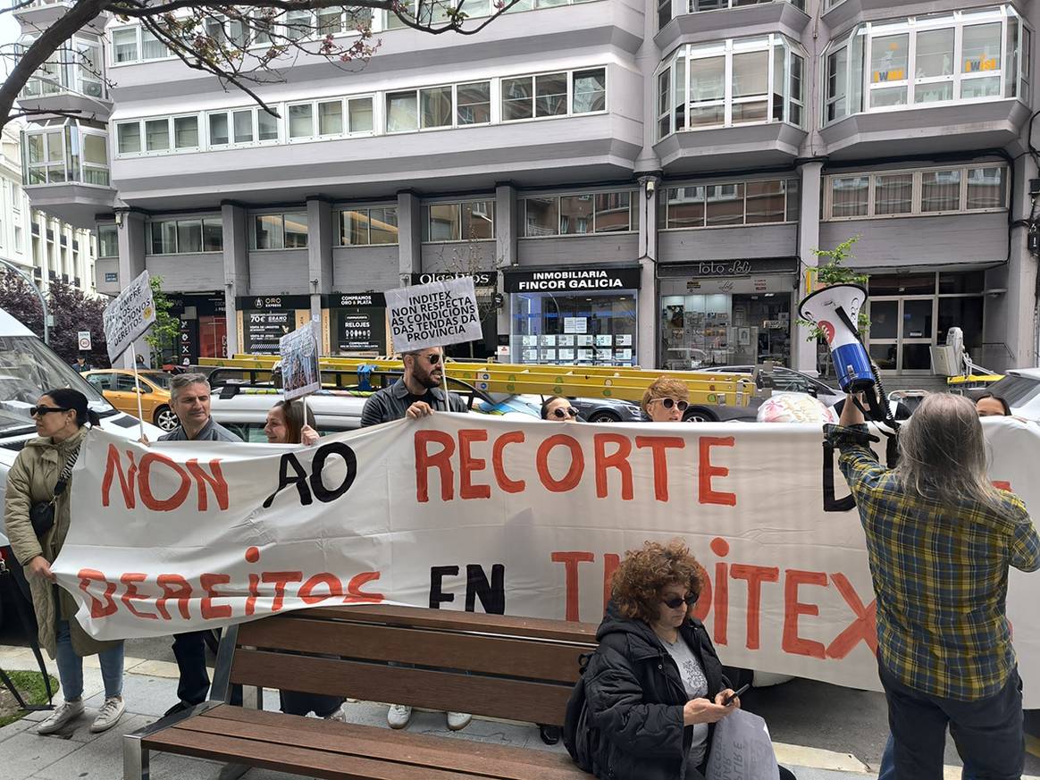 Protest of the shop employees of Inditex in front of the Zara business on Juan Flórez in La Coruña on May 9, 2025.