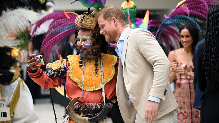 PHOTALERIA EL PRINCIPE HARRY, Duke of Sussex, poses for a selfie with an artist while his wife Meghan observes during a visit to the National Arts Center in Bogotá, Colombia