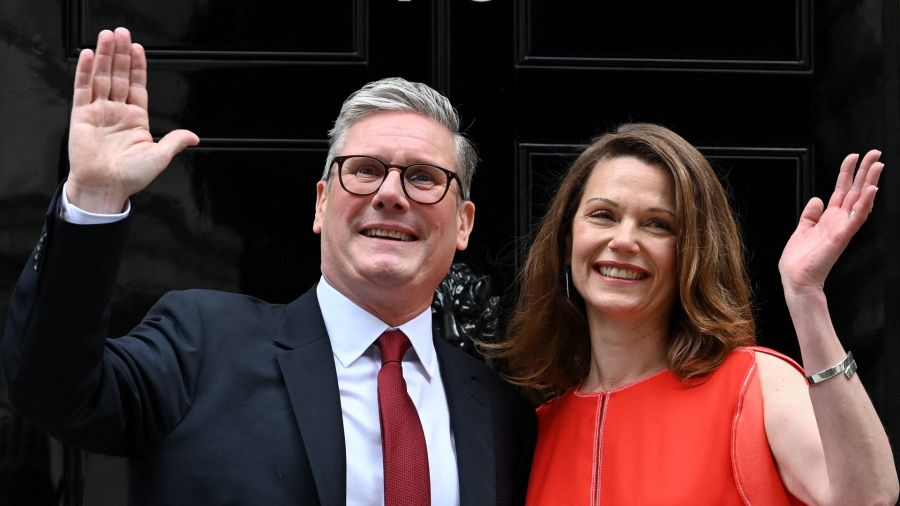 PhotoGalleria the incoming prime minister of Britain, Keir Starmer, and leader of the Labor Party, and his wife Victoria greet while posing on the stairs of the number 10 of Downing Street in London