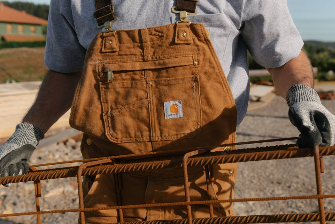 Carhartt, the traditional brand that focuses on robust work clothes for people who have to perform.