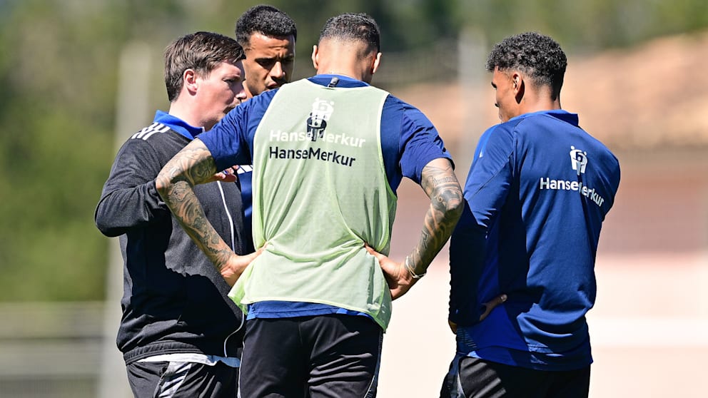 Merlin Polzin (v.l./34) mit seinen Stürmern Robert Glatzel (31), Davie Selke (30) und Ransford Königsdörffer (23) beim Kurz-Trainingslager auf Mallorca