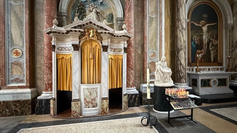 The confessional in the basilica in Oudenbosch (photo: Robert te Veele).
