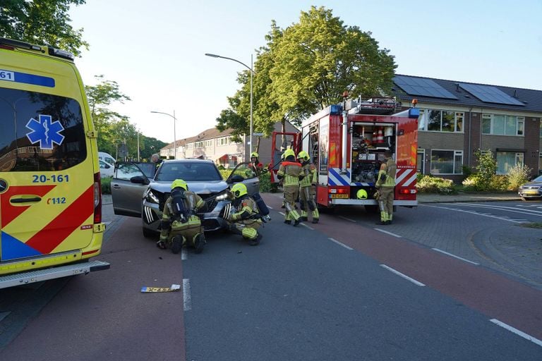 The fire brigade secured an electric car (photo: Jeroen Stuve/Persbureau Heitink).