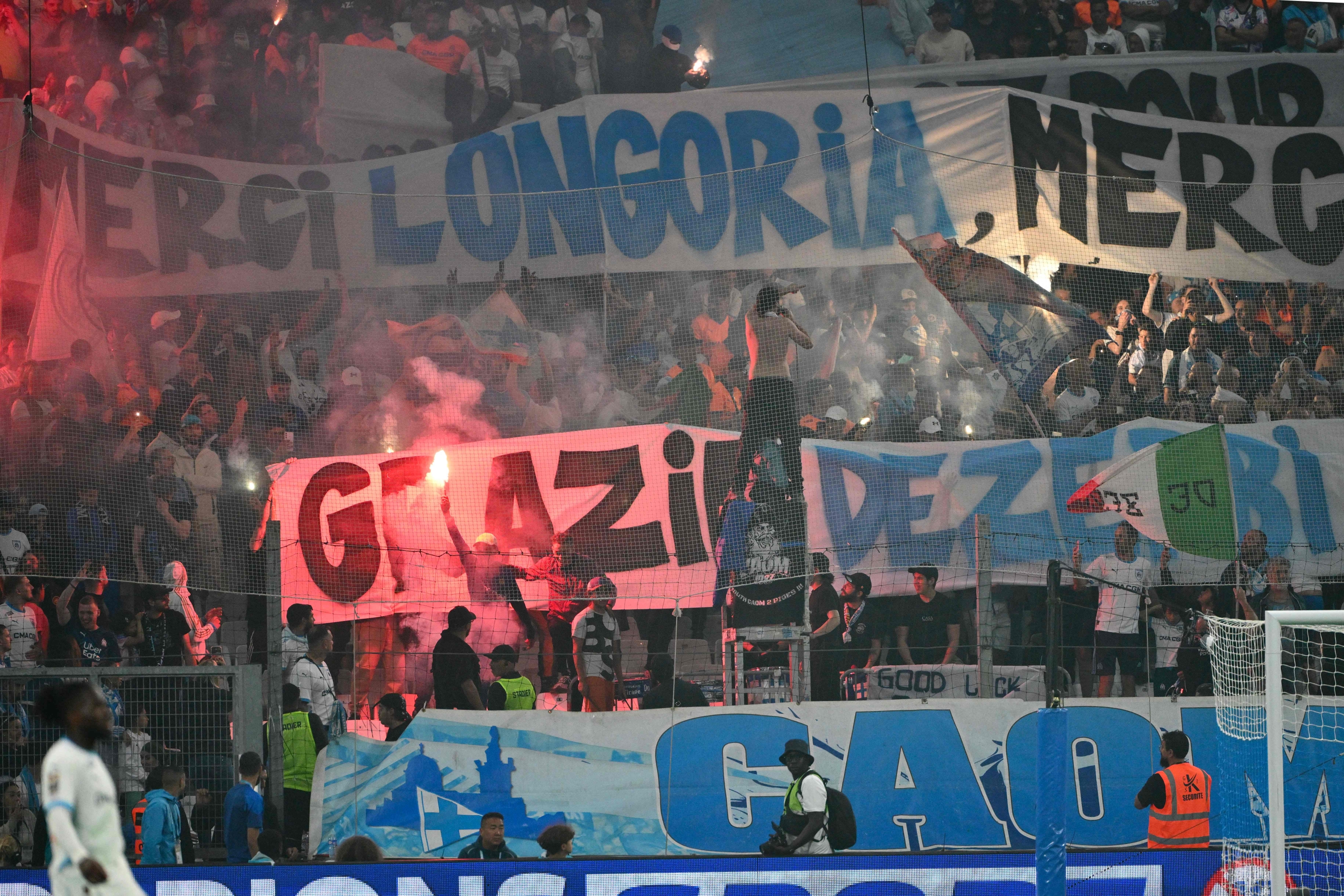 Supportters Display Banners Thanking Marseille's Spanish President Pablo Longoria and Marseille's Italian Head Coach Roberto De Zerbi During the French L1 Football Match Bethaeen Olympique de Marseille (OM) and Stade Rennais Fc at Stade Velodrome in Marseille, Southern France on May 17, 2025. (Photo by Christophe Simon / AFP)