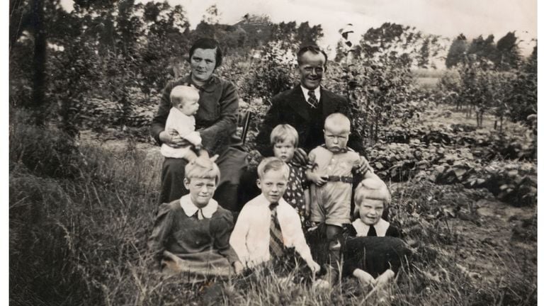 The family inherit. Henk is in the bottom row, with tie (private photo family inherit).
