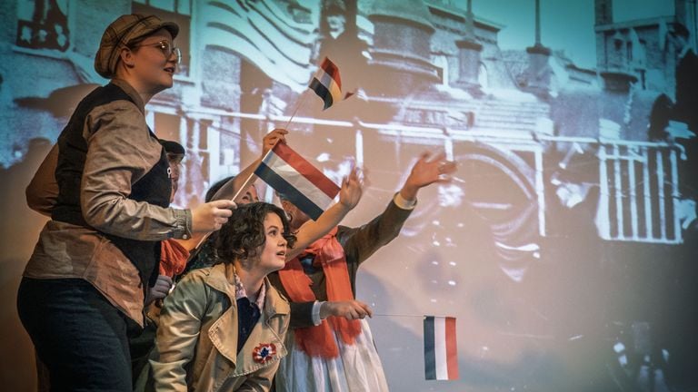 Scene from 'Come and go upstairs ...' (Photo: Tanja Meidam).