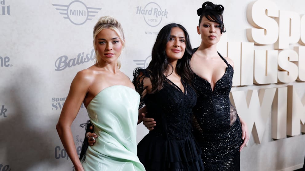 Olivia Dunne (von links), Schauspielerin Salma Hayek und Lauren Chan beim Launch der Sports Illustrated Swimsuit Edition