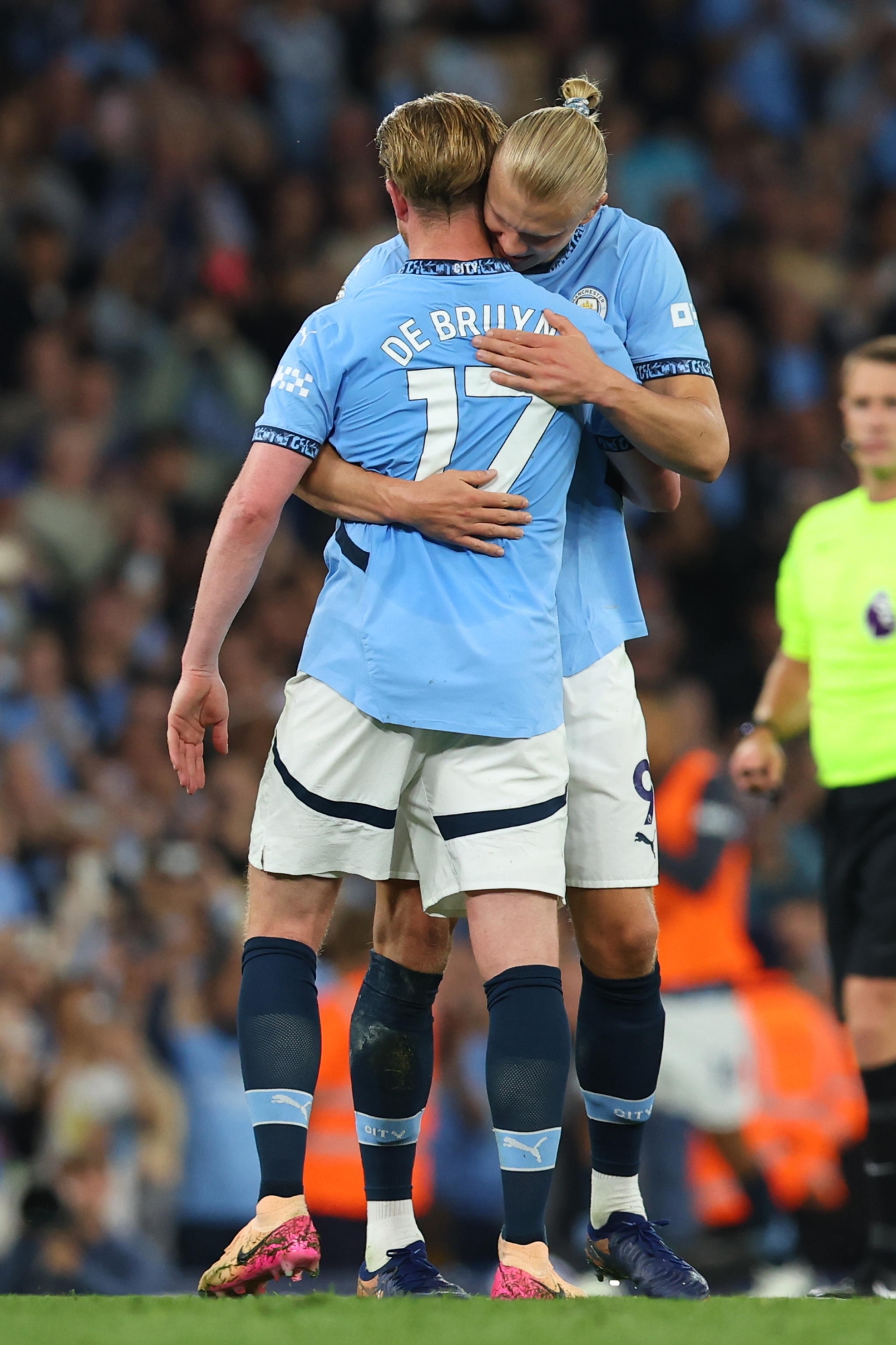 EPA12120803 Erling Haaland of Manchester City Hugs Teammate As Kevin de Bruyne As He is substitated in His Final Home Game During the English Premier League Soccer Match Bethaeen Manchester City and AFC Bournemouth, in Manchester, Britin, 20 May 2025 No use with unauthorized audio, video, date, Fixure Lists, Club/League Logos, 'Live' Services or Nfts. Online In-Match Use Limited to 120 images, no video emulations. No use in Betting, Games or Single Club/League/Player Publications.
