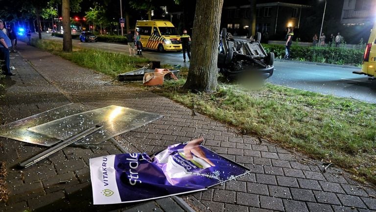 The advertising column ended up a few meters away (photo: Toby de Kort / press agency Heitink).