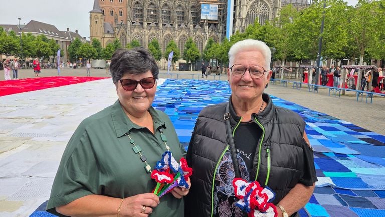 Wilma and Nellie at the Dutch flag (photo: Noël van Hooft).