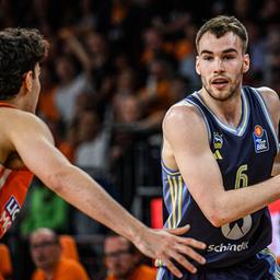 Alba Berlin's Malte Delow (right) in the duel with Ulms Ben Sarraf | Imago/Defodi Images