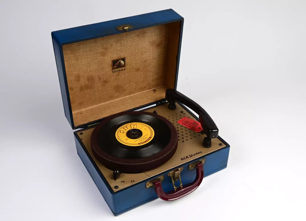 Signed turntable signed by Elvis Presley, who is auctioned on Catawiki