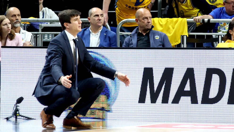Entsetzen bei Pedro Calles. Sportdirektor Himar Ojeda und Geschäftsführer Marco Baldi schauen im Hintergrund auch nicht begeistert