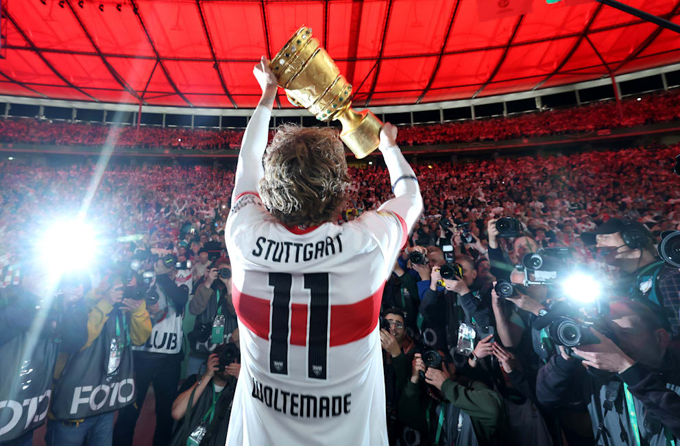 Woltemade feiert mit den VfB-Fans den Pokalsieg
