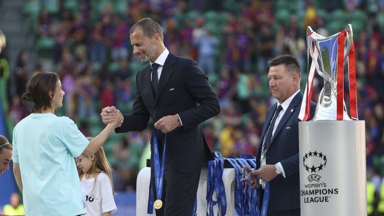 Renée Slegers receives the congratulations of UEFA boss Aleksander Ceferin (photo: EPA/Miguel A. Lopes, via ANP).