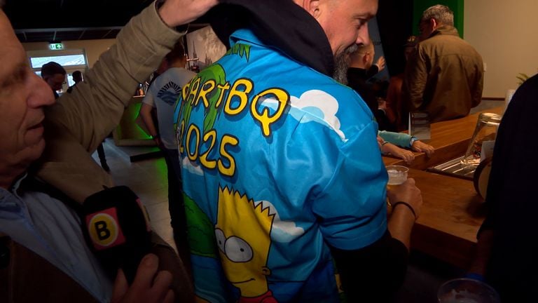 Reporter Bart-Jan Waalen felt like a fish in the water among all his temporary fellow bars (photo: Omroep Brabant).