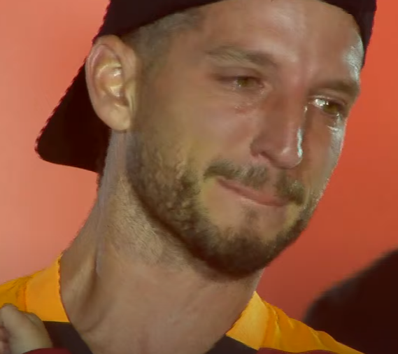 dries-mertens-ve-ailesi-taraftarlarla-vedalasti-1748204055034.png