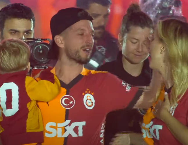 dries-mertens-ve-ailesi-taraftarlarla-vedalasti-1748204059784.png