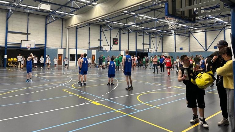 An impression of the crowds in the sports hall (photo Omroep Brabant).