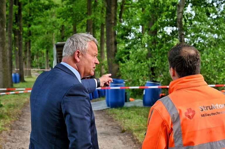 Mayor Mark van Stappershoef comes to take a closer look (photo: Toby de Kort/press agency Heitink).