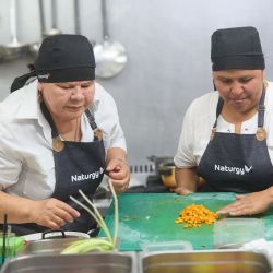 Young people in action during a class of the “Sabor Energy” program, the Naturgy initiative that provides gastronomy training to generate social inclusion and real opportunities for the future. | Photo: Naturgy