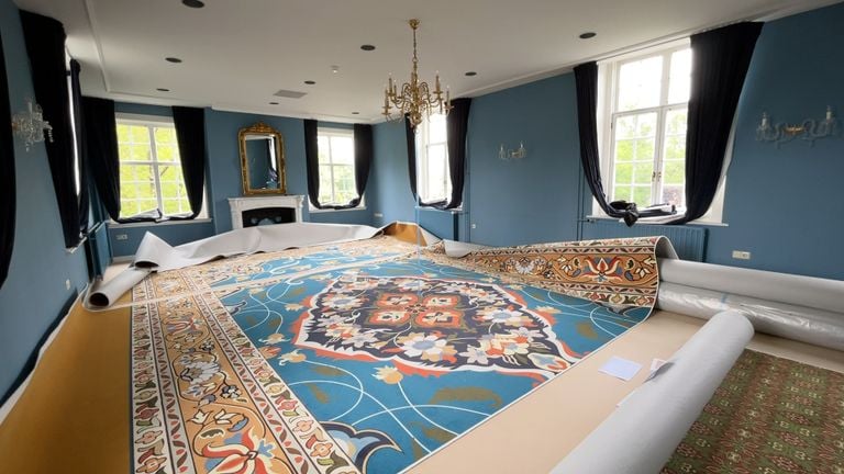 New floor covering is laid in one of the halls of Maurick Castle (photo: Megan Hanegraaf).