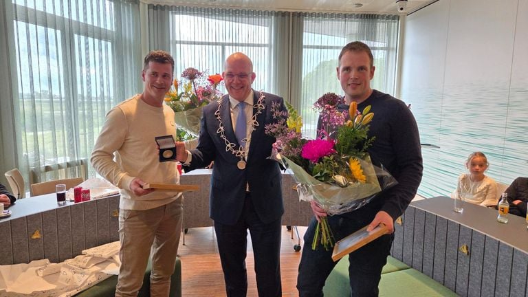 Niels and Peter with the hero medal of the municipality of Altena (photo: Noël van Hooft).