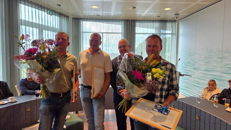 The three road workers were also put in the spotlight by the municipality (photo: Noël van Hooft).