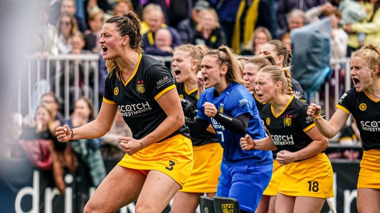 Rosa Fernig (left) celebrates the national title of HC 's-Hertogenbosch. (Photo: Gabriel Calvino Alonso/Orange Pictures)