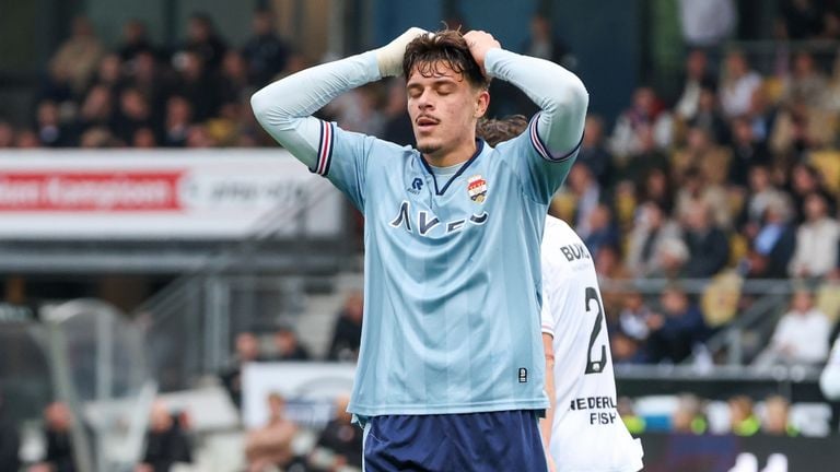 Dennis Kaygin is disappointed by a goal. (Photo: Hans van der Valk/Orange Pictures)