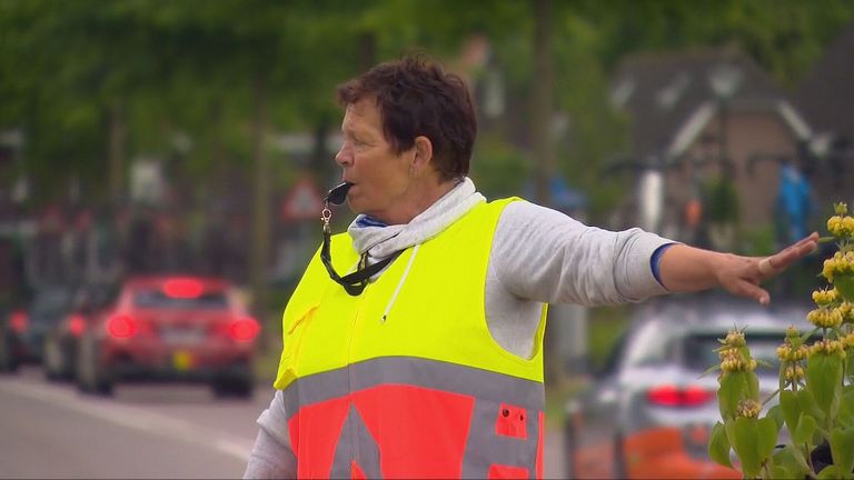 Volunteer Ellie accompanied the traffic at the cycling round (image: Omroep Brabant)