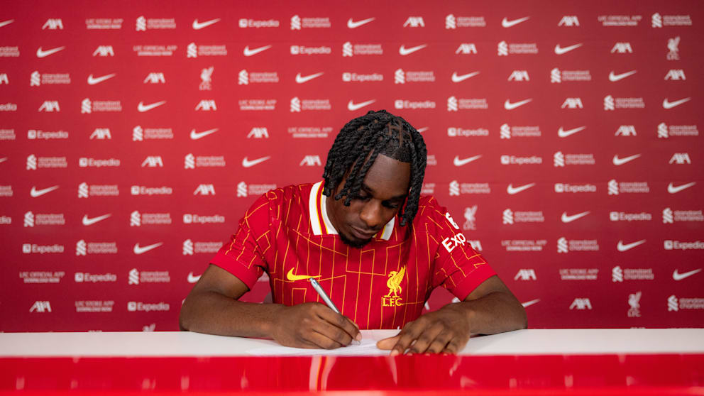 Frimpong bei der Vertragsunterschrift am Freitag in Liverpool. Begleitet wurde er von Dirk Hebel (Berater) und seinem Bruder, der auch sein Berater ist, Jeffrey Lemmert