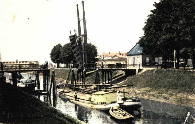 The canal in 1906 seen in a westerly direction at the opened Orthenbrug. On the right the bridge keeper's house with a part of the Citadelkazerne in Den Bosch behind it. Photo: Maker unknown/archive Den Bosch