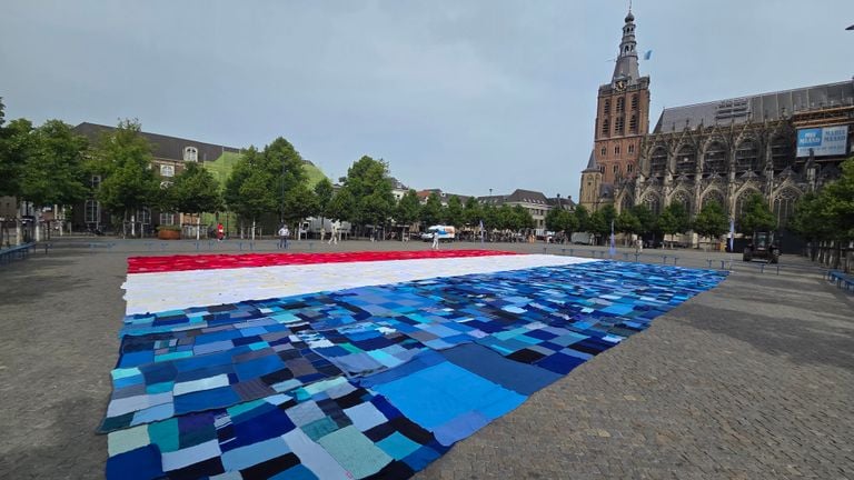 4500 pieces of unique fabric together form the Dutch flag (photo: Noël van Hooft).